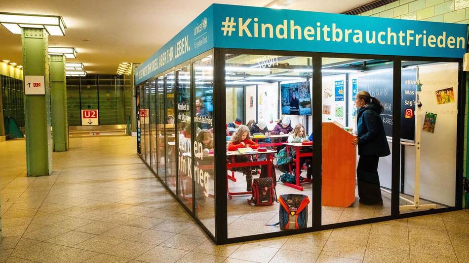 Berlin: Mobiles Unicef-Klassenzimmer in U-Bahnhofhof