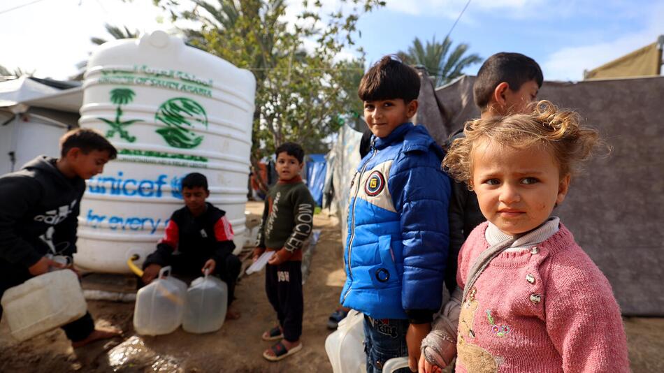 Kinder in Gaza besorgen sauberes Wasser